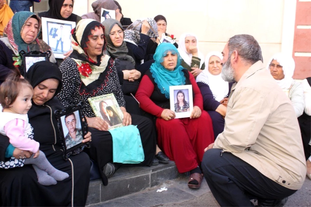 Sanatçı Dursun Ali Erzincanlı\'dan HDP önünde eylem yapan ailelere destek ziyareti