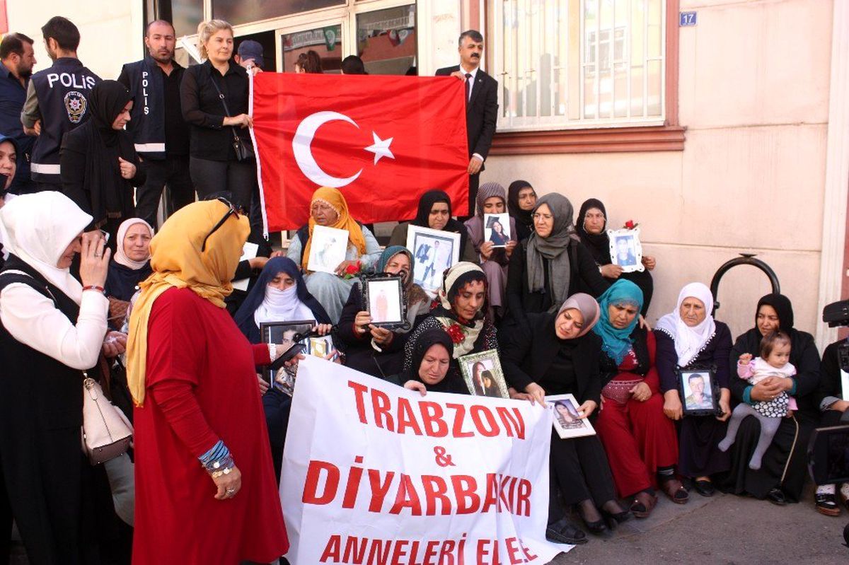 Şehit yakınlarından HDP önünde eylem yapan ailelere destek