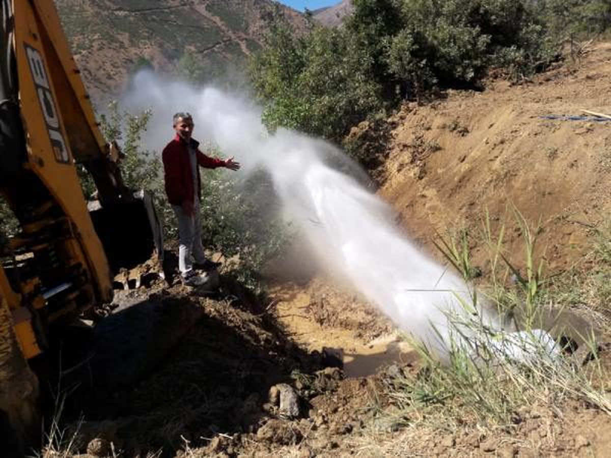 Şemdinli\'de boru patladı, su metrelerce yükseğe çıktı