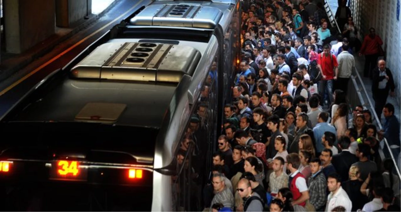 Metrobüs durağı asansöründe yangın çıktı! Ekipler seferber oldu