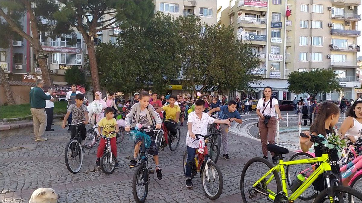 Süslü Kadınlar Bisiklet Turu Bergama\'da renkli görüntülere sahne oldu