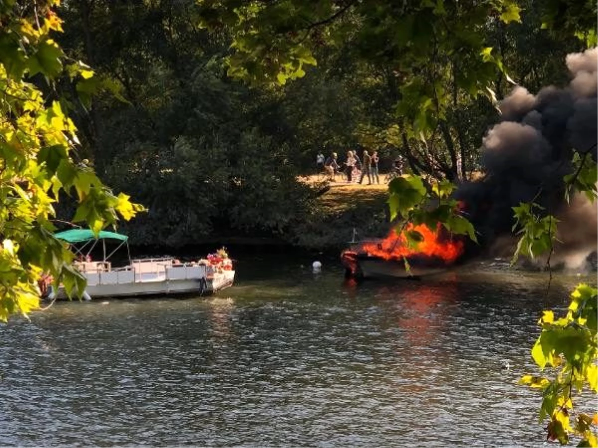 Thames nehri\'nde tekne yandı, yolcular nehre atlayarak kurtuldu