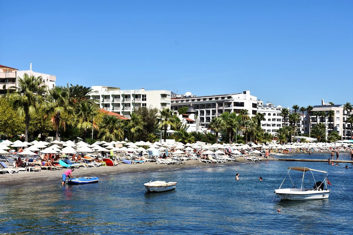 "Turistleri mağdur etmeden ülkelerine göndermeye çalışıyoruz"