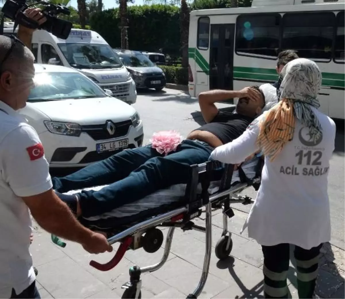 Vesikalık çektirmek için geldi, fotoğrafçıyı bacağından vurdu