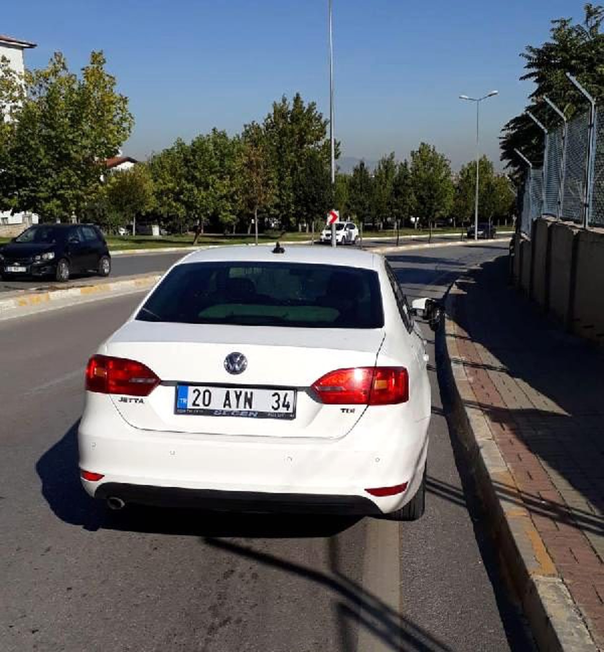 Yolun karşısına geçerken otomobil çarpan yaya yaralandı