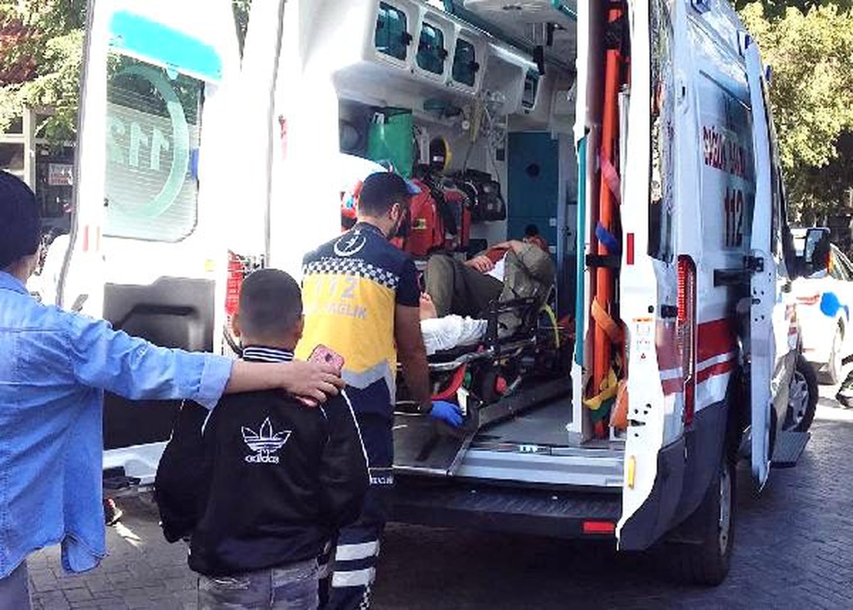 Yolun karşısına geçerken otomobilin çarpmasıyla yaralandı