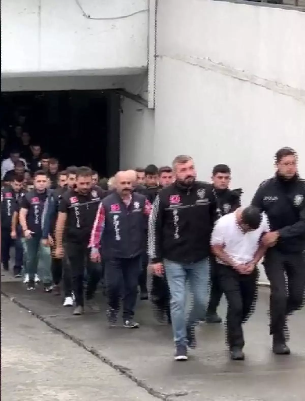 Aksaray\'da eğlence kulüplerine operasyon: 5\'i polis 22 kişi adliyeye sevk edildi