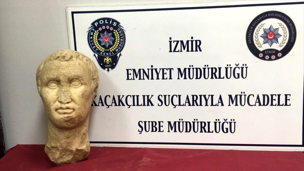 Alışveriş merkezinde tarihi eser satmaya çalışırken yakalandılar