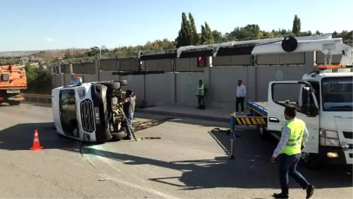 Ankara\'da öğrenci servisi ile otomobil çarpıştı: 2 yaralı