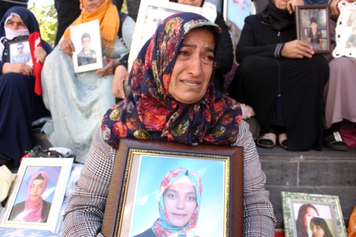 Annelerin HDP önündeki evlat nöbeti 22\'nci gününde