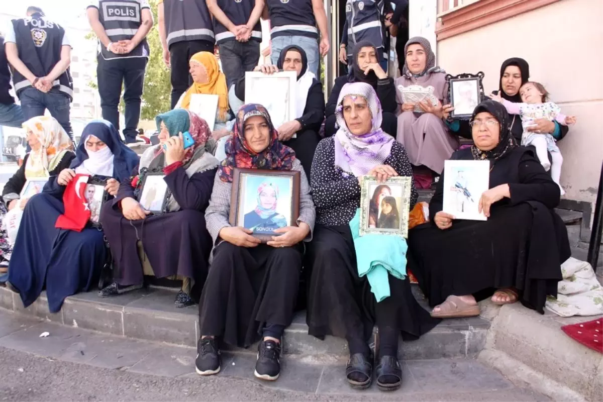 Annelerin HDP önündeki evlat nöbeti 22\'nci gününde