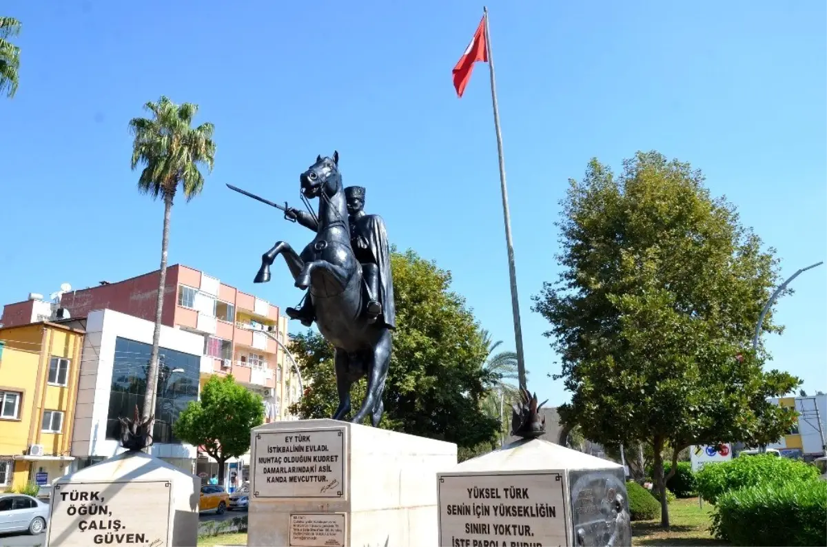 Atatürk heykelleri bakımdan geçti