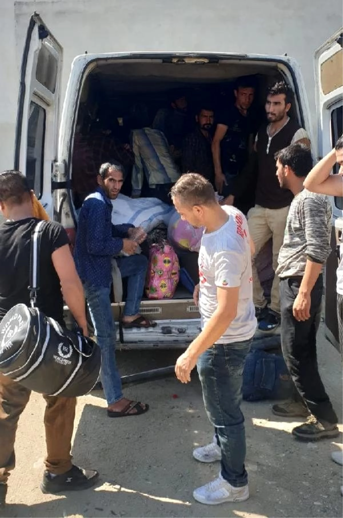 Balıkesir\'de 180 kaçak göçmen ve 13 organizatör yakalandı