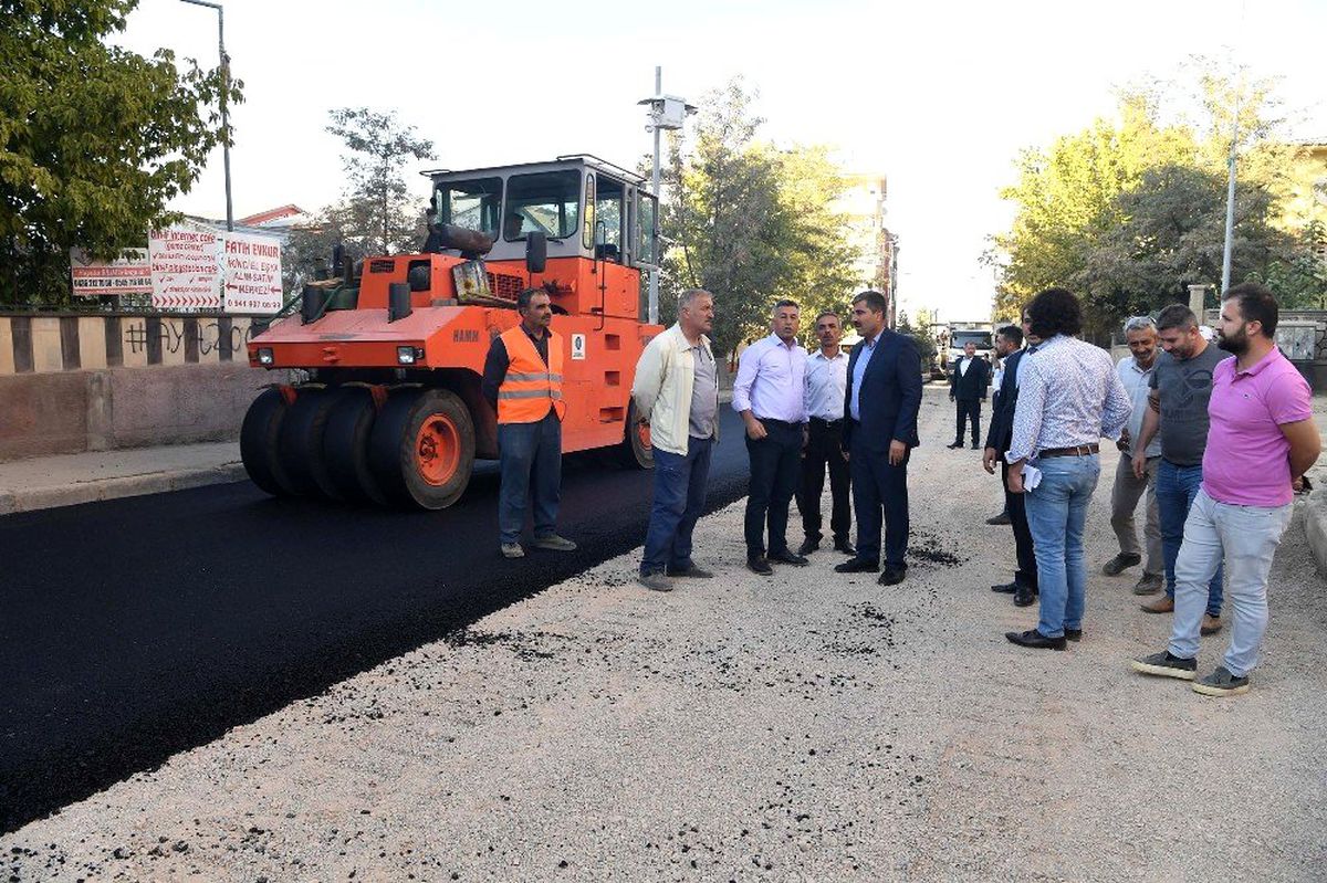 Başkan Asya işçilerle parke taşı döşedi