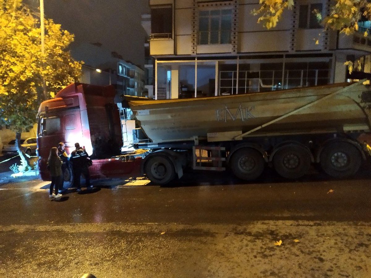 Beylikdüzü\'nde bir hafriyat kamyonu kundaklandı