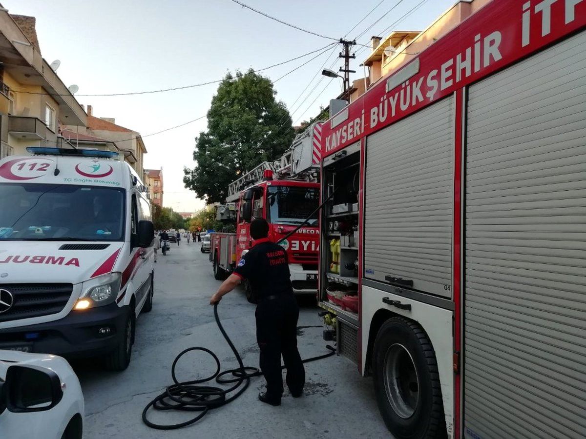 Çakı katındaki kömürlükte çıkan yangın itfaiye ekiplerince söndürüldü