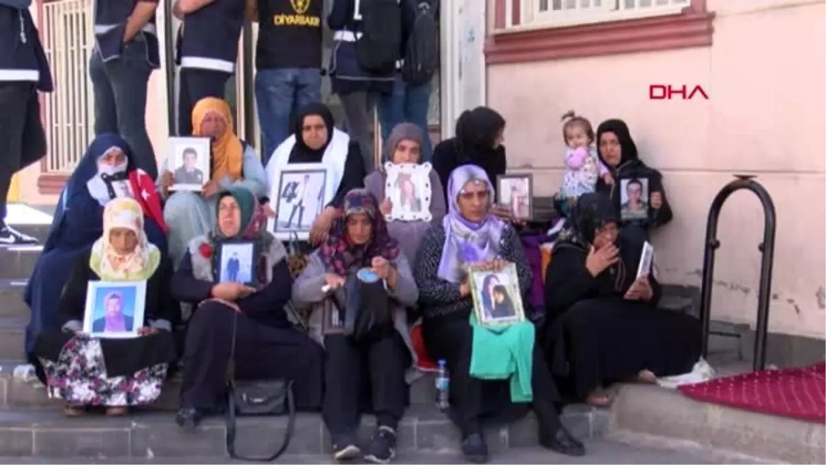 Diyarbakır\'da eylem yapan aile, oğlunun ölüm haberini HDP binası önünde aldı