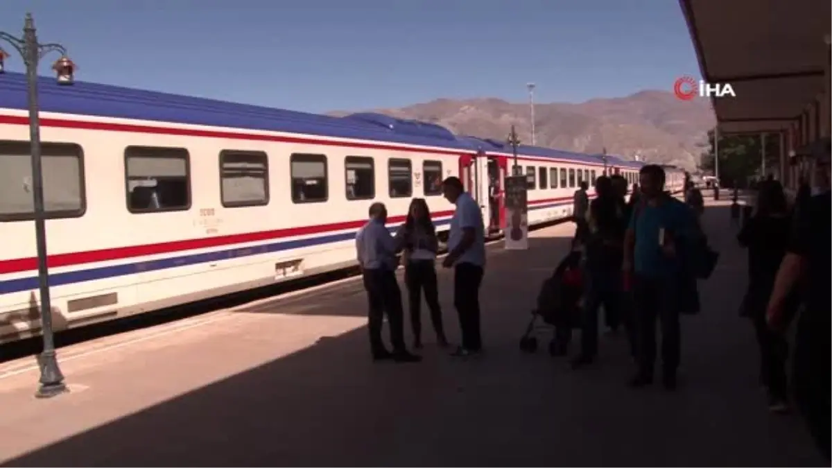 Doğu Ekspresiyle yola çıkan İzmir Devlet Senfoni Orkestrası, Erzincan tren garında konser verdi