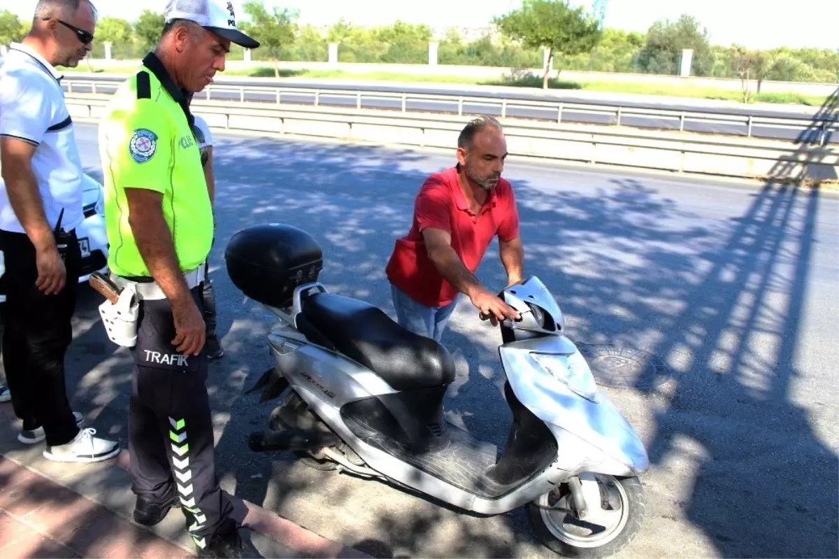 Ehliyetsiz sürücü polis noktasında motosikleti bırakıp kaçtı