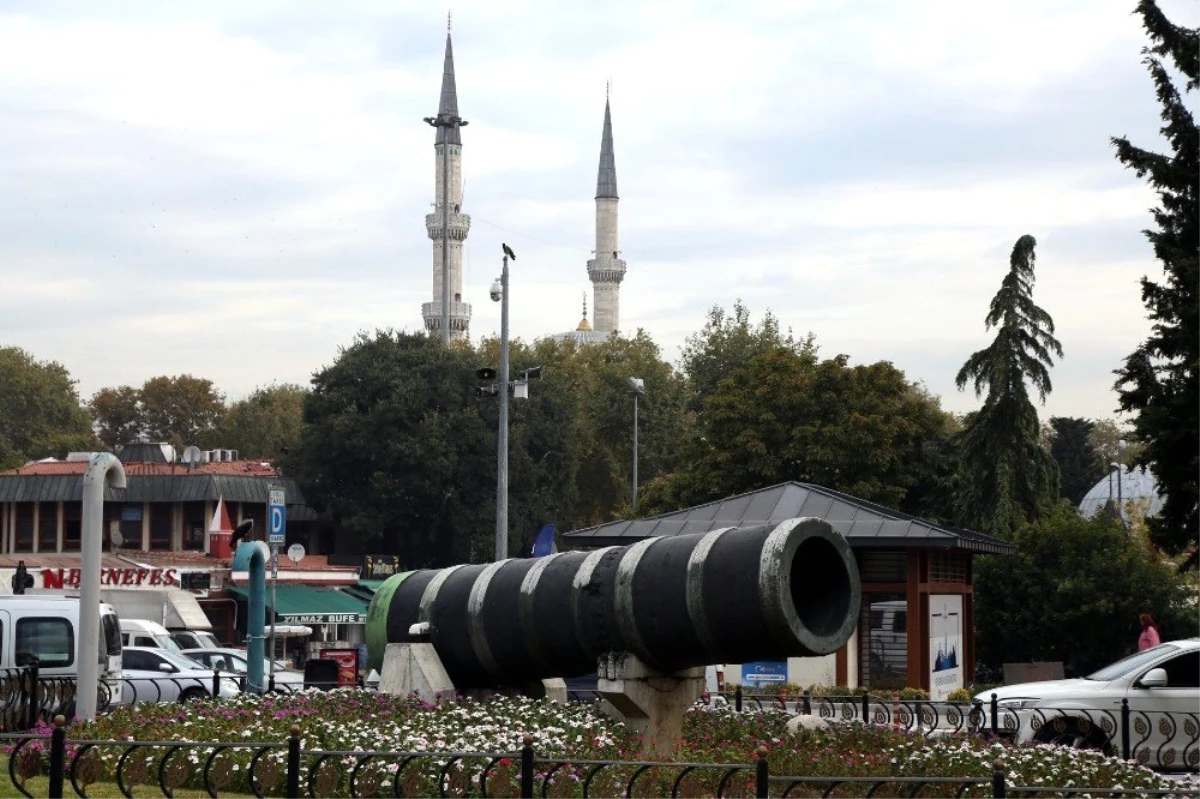 Eyüpsultan Meydanı\'nda bulunan "Şahi" topuna büyük ilgi