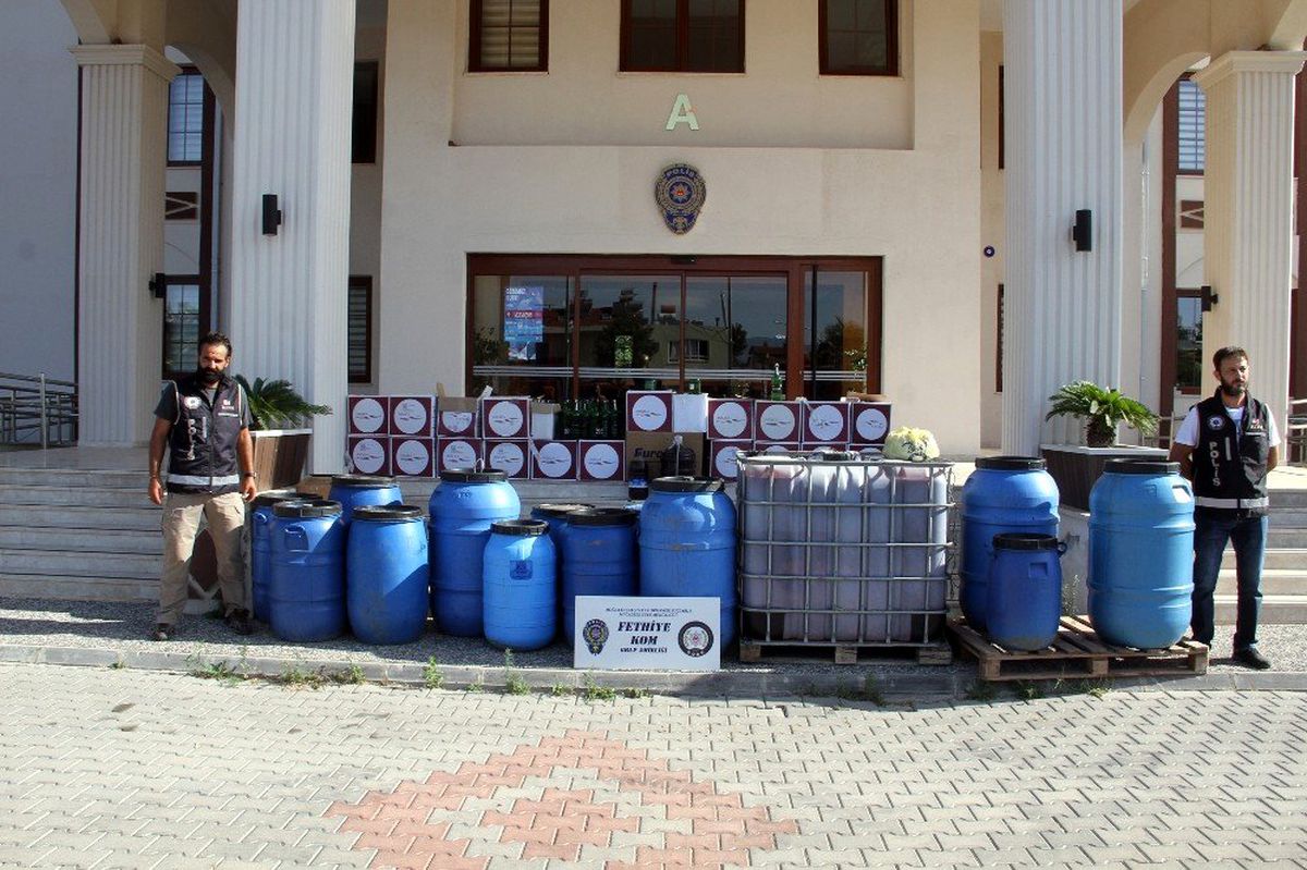 Fethiye\'de 2 bin 400 litre sahte şarap ele geçirildi