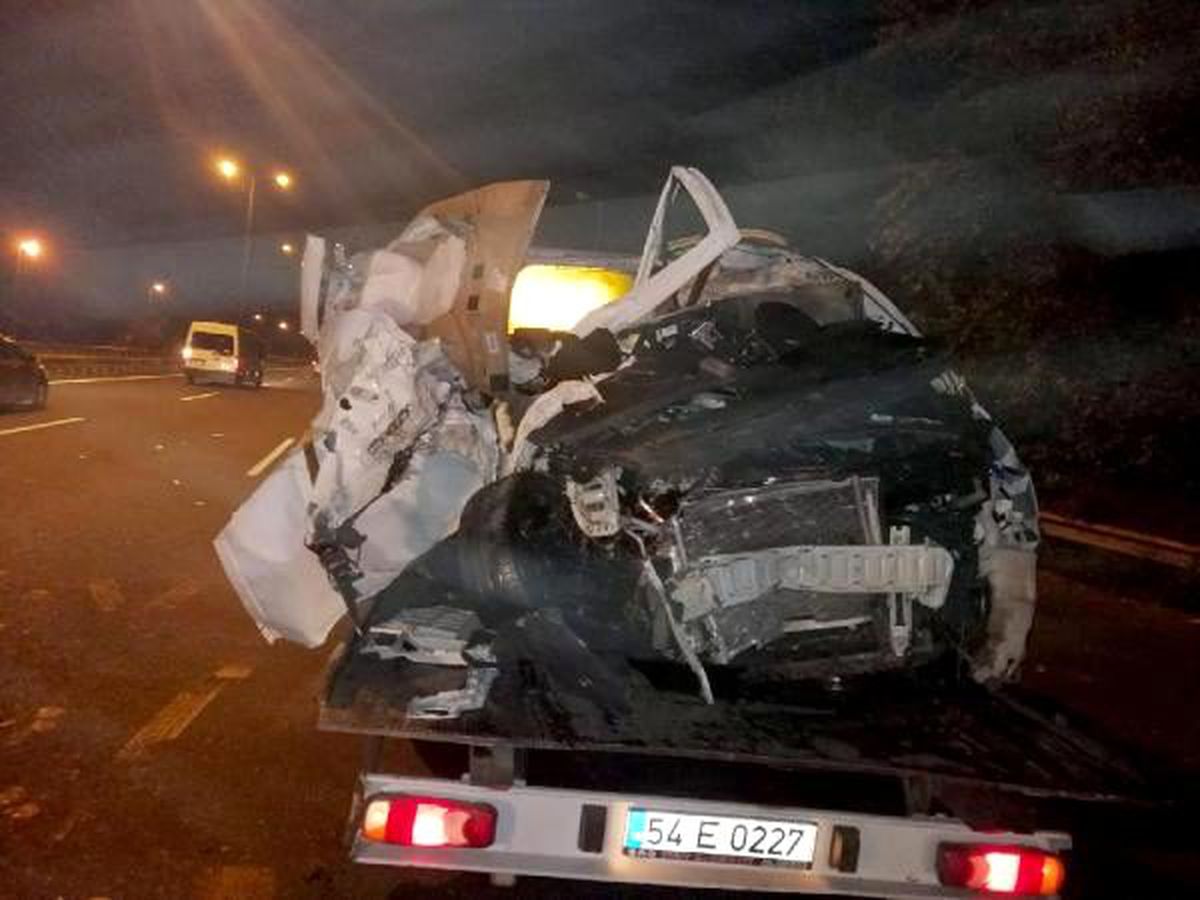 Hafif ticari araç, tır\'a çarptı: 1 ölü, 3 yaralı