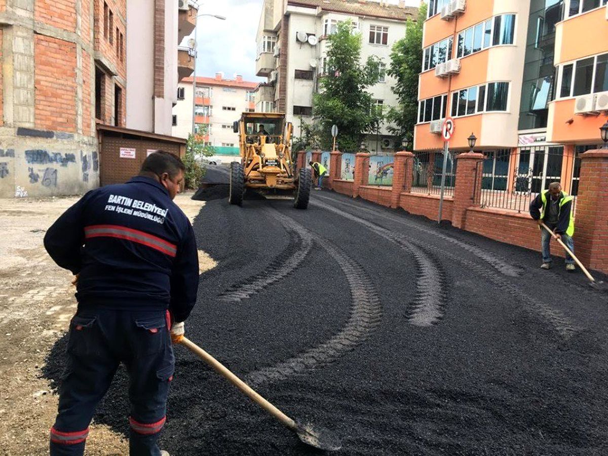 Hasar gören yollara ekiplerden müdahale