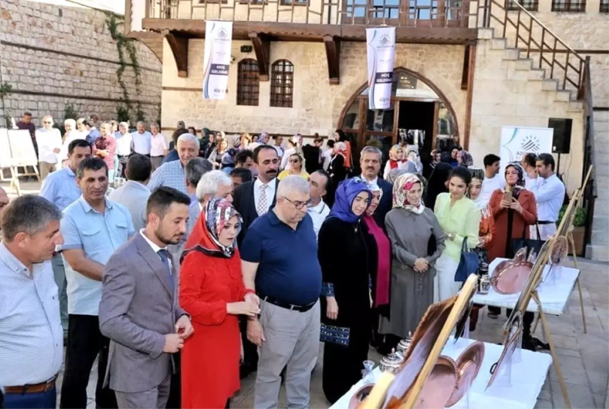 Kadınların el emeği göz nuru eserleri sergilendi