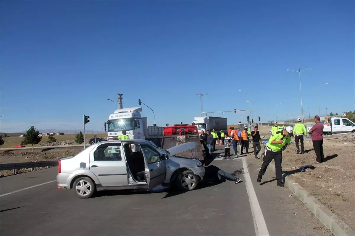 Kars\'ta hafriyat yüklü kamyon ile otomobil çarpıştı: 2 yaralı