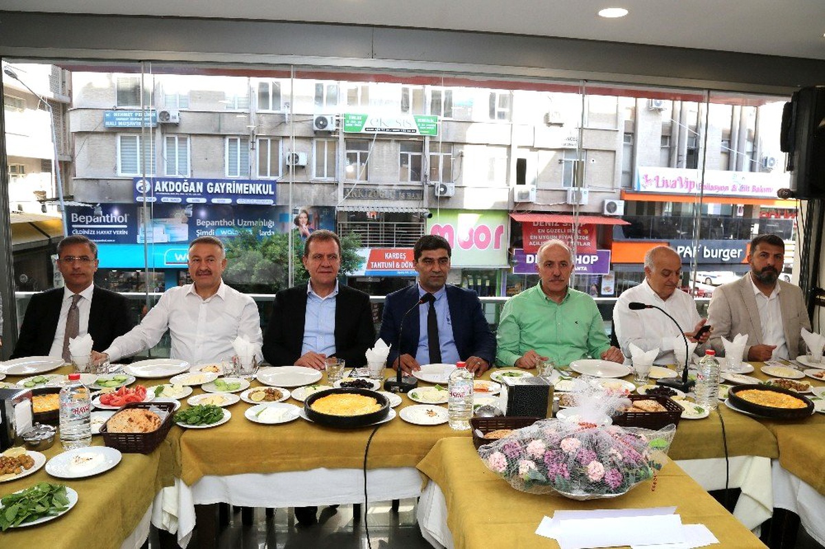 Kent yöneticileri çarşı esnafı ile buluştu