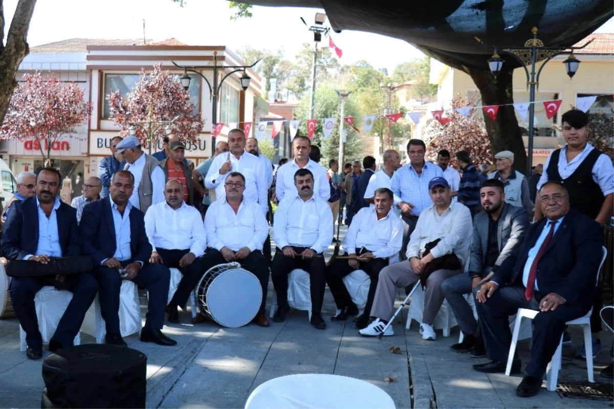 Kırşehir\'de, cadde ve sokaklarda Neşet Ertaş türküleri seslendiriliyor