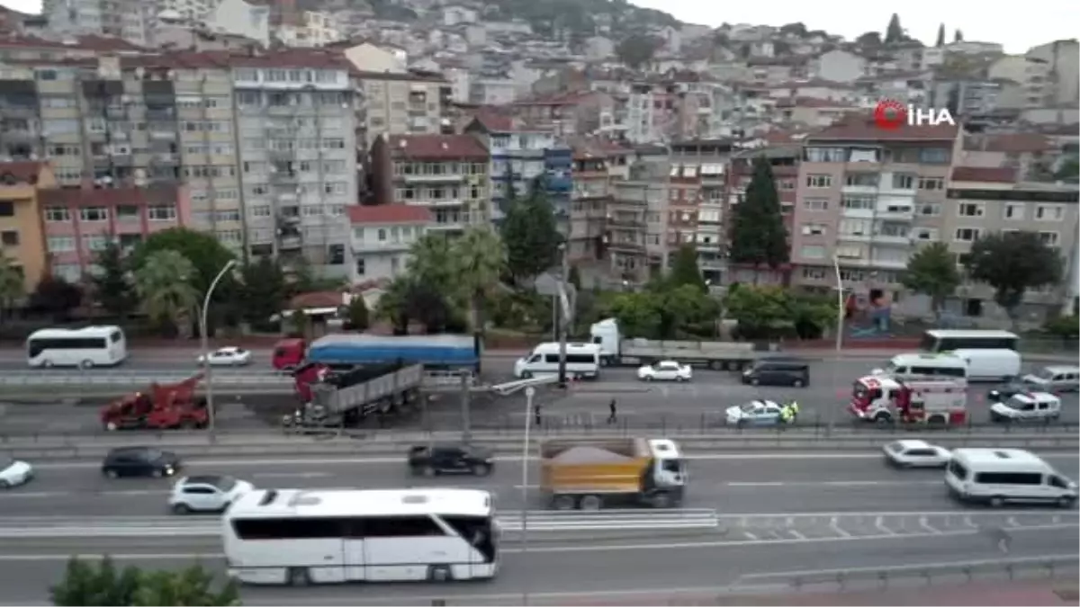 Kocaeli\'de makaslayan tır D-100\'ü trafiğe kapattı: 1 yaralı