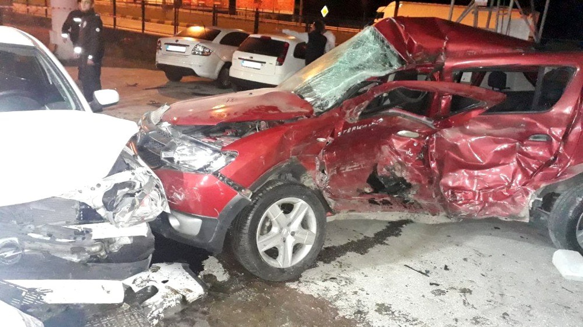 Kontrolden çıkan otomobil benzin istasyonuna daldı: 2 yaralı