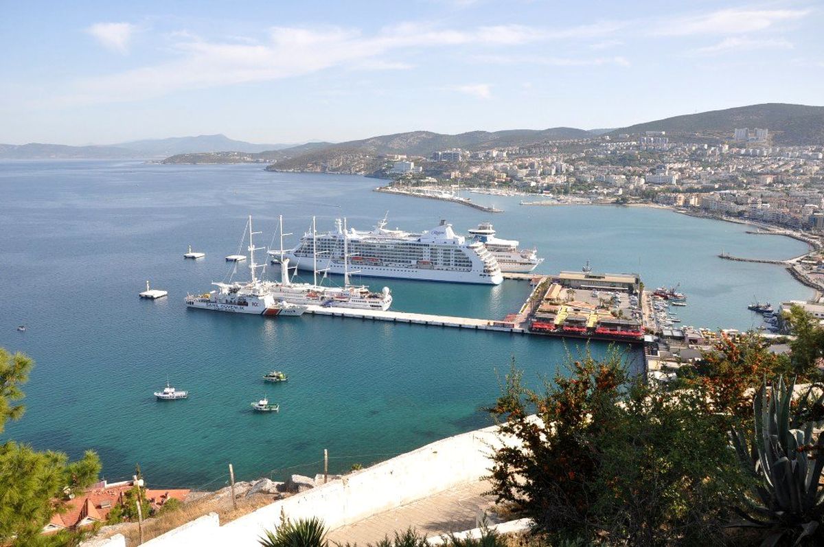 Kuşadası\'na üç gemi ile 2 bin 630 turist geldi