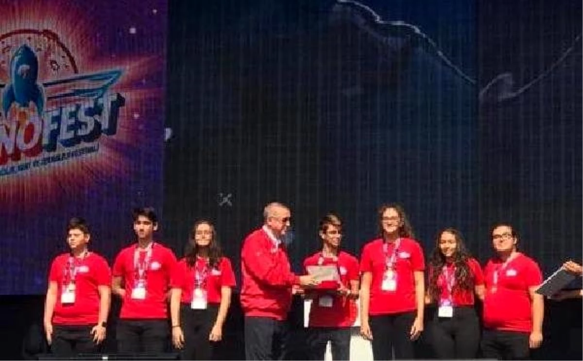 Liseli öğrenciler ödüllerini cumhurbaşkanı erdoğan\'dan aldı