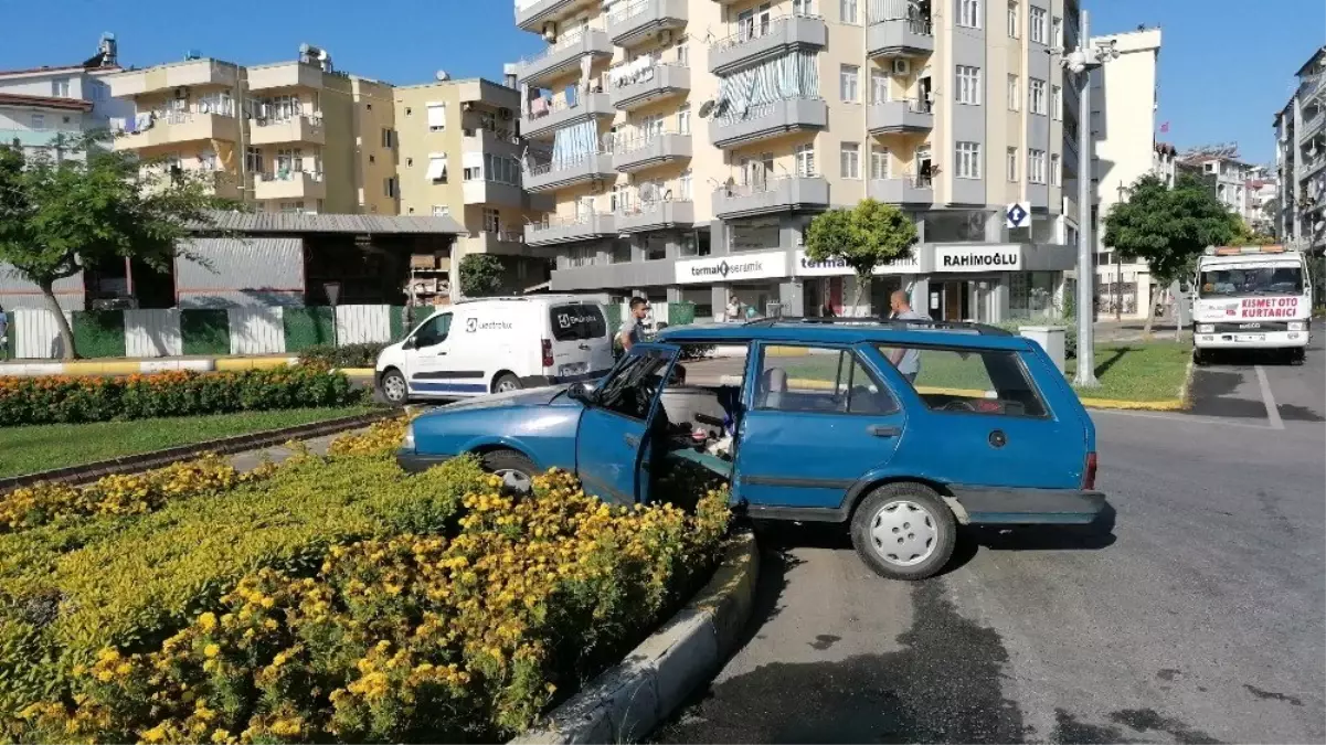 Manavgat\'ta trafik kazası: 2 yaralı