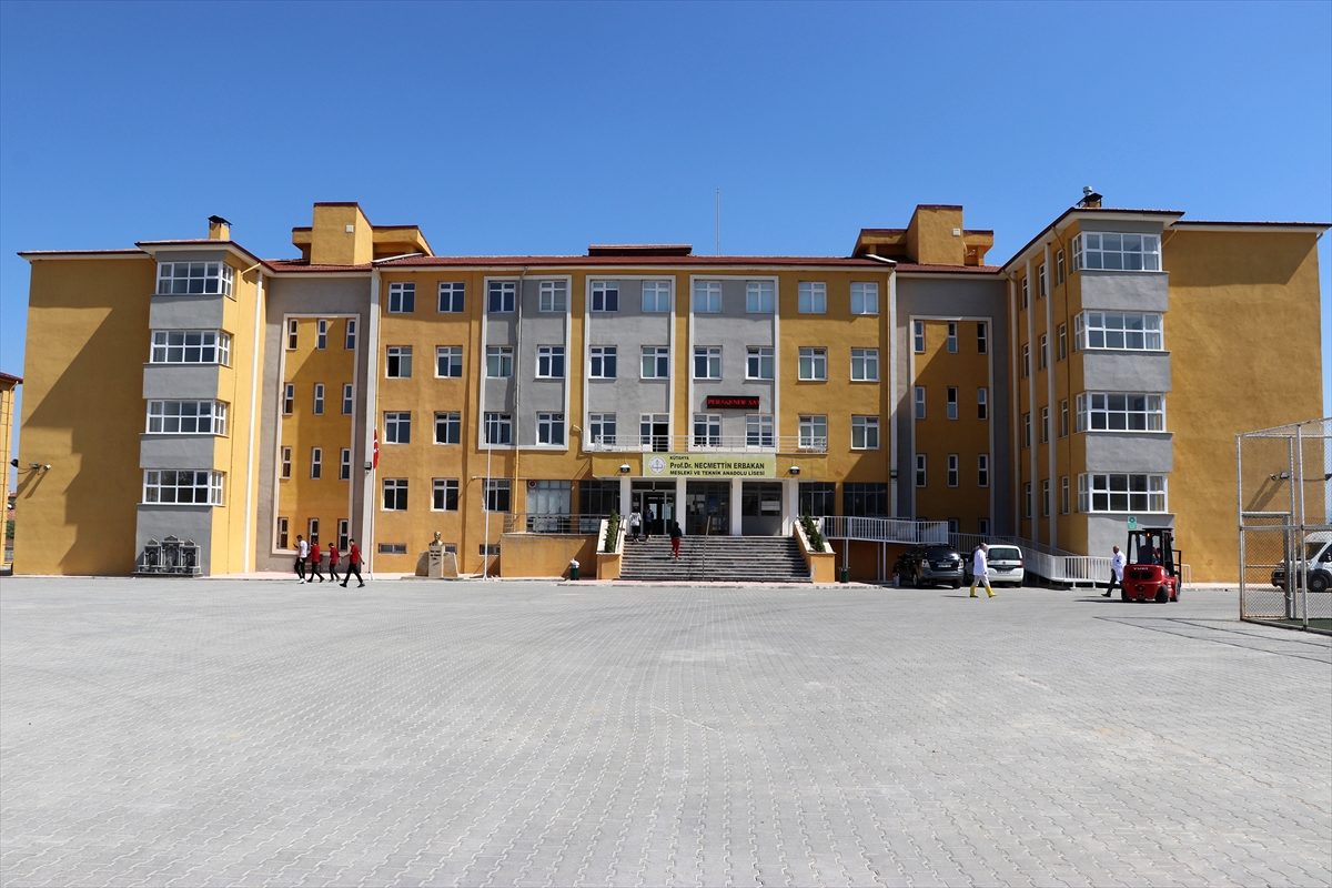 Meslek lisesi öğrencileri, boya imalatıyla üretime katkı sağlıyor
