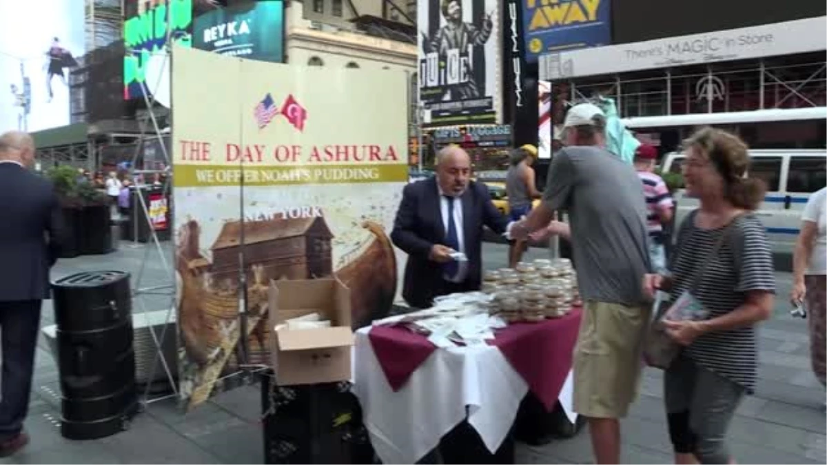Türk restoran sahibi New York Times Meydanı\'nda aşure dağıttı