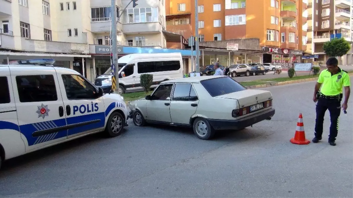 Olay yerine giden polis aracına otomobil çarptı