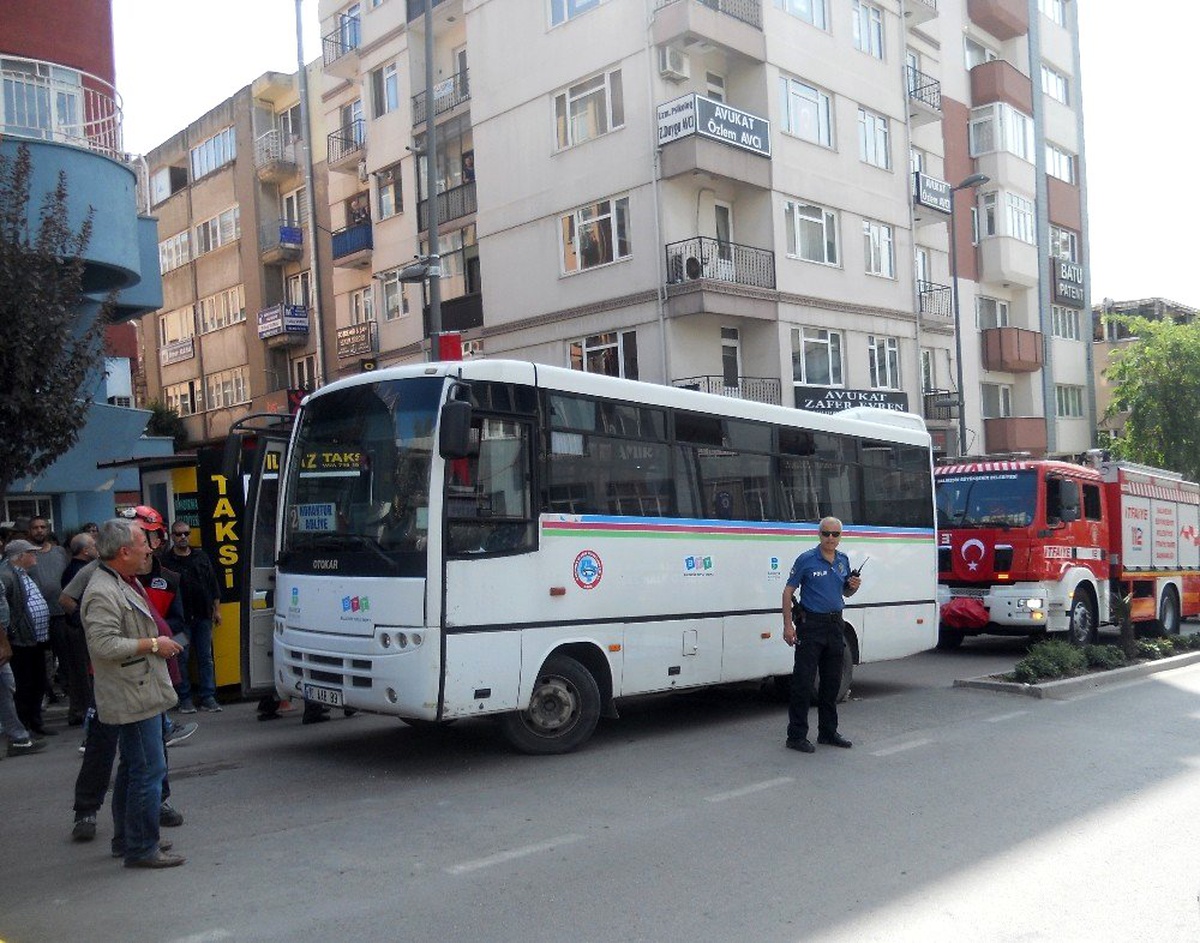 Otobüsün altında kalan yaşlı adam metrelerce sürüklendi
