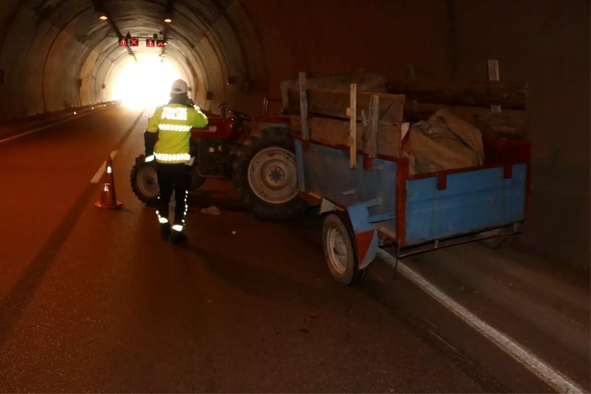 Otomobilin çarptığı traktörden düşen yolcu ve sürücü yaralandı