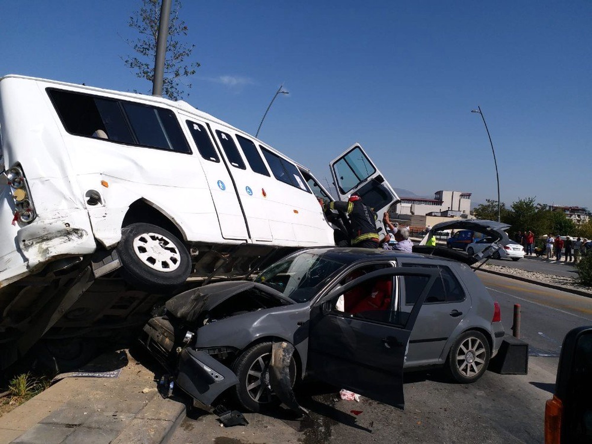 Otomobilin minibüsün altına girdiği kazada 2 kişi yaralandı