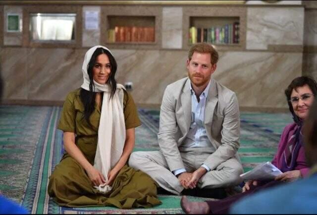 Prens Harry'nin eşi Meghan Markle cami ziyareti için başörtü taktı
