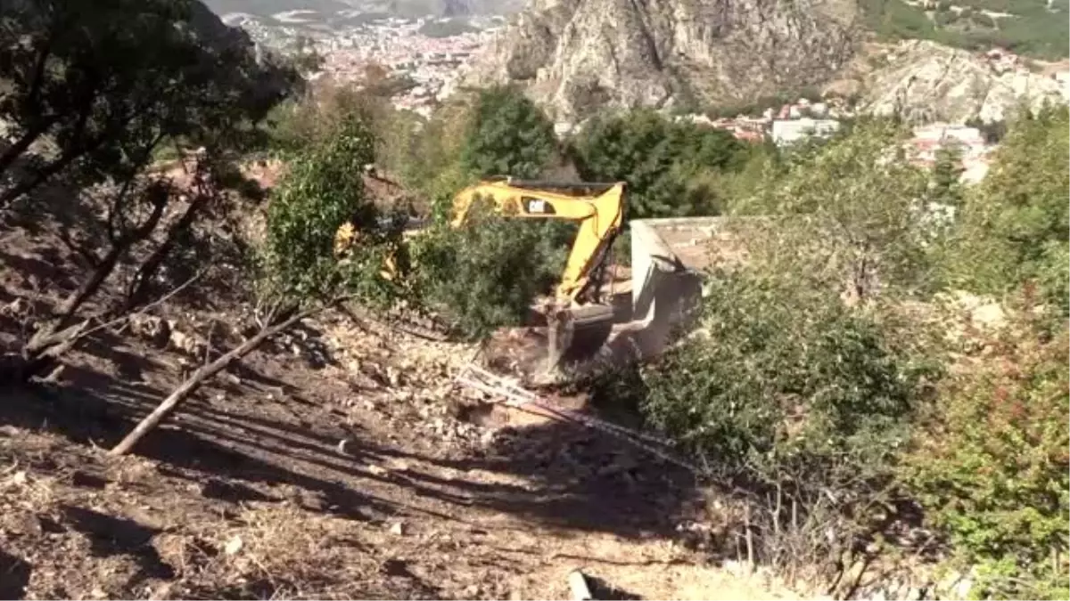 Su kuyusuna düşen tosun kepçeyle kurtarıldı