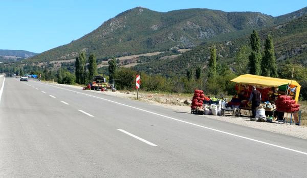 Tarlada yetiştirip, yol kenarında satıyorlar