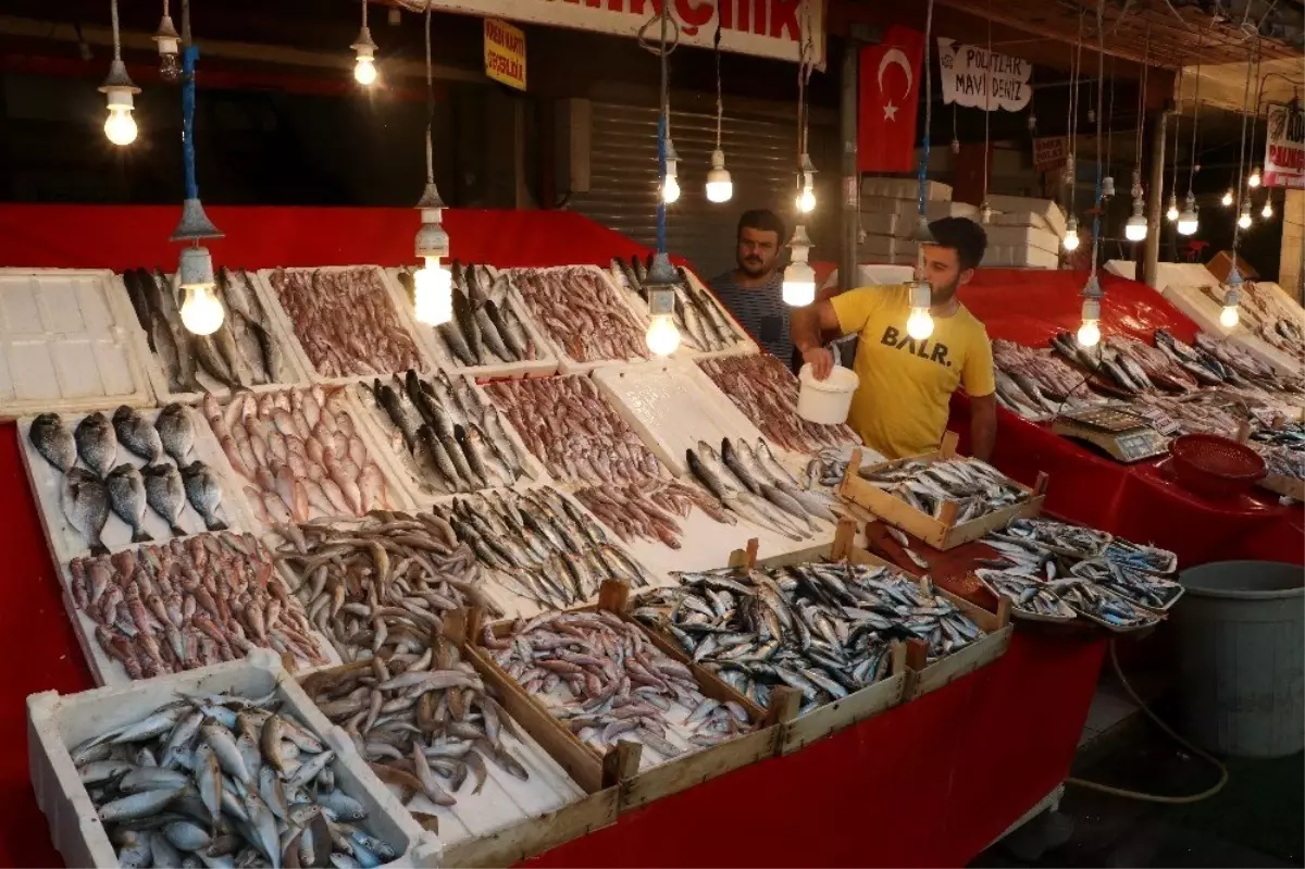 Tezgahlar balıkla doldu taştı, fiyatlar yarı yarıya düştü