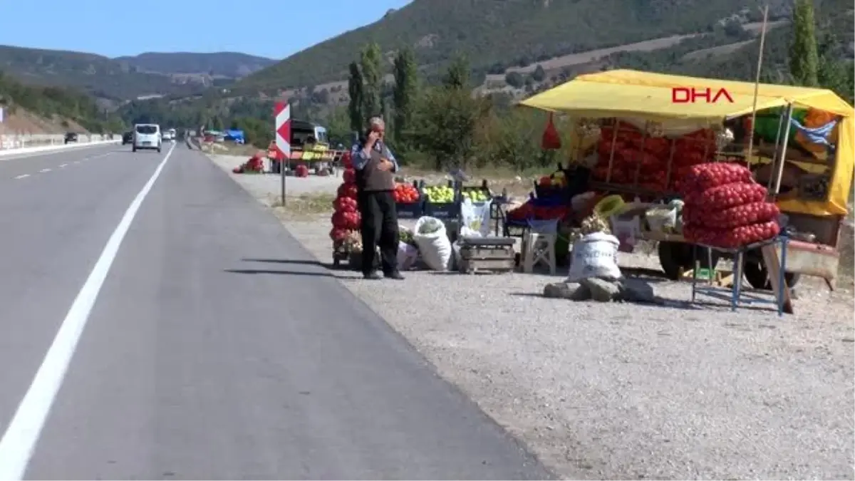 Tokat tarlada yetiştirip, yol kenarında satıyorlar