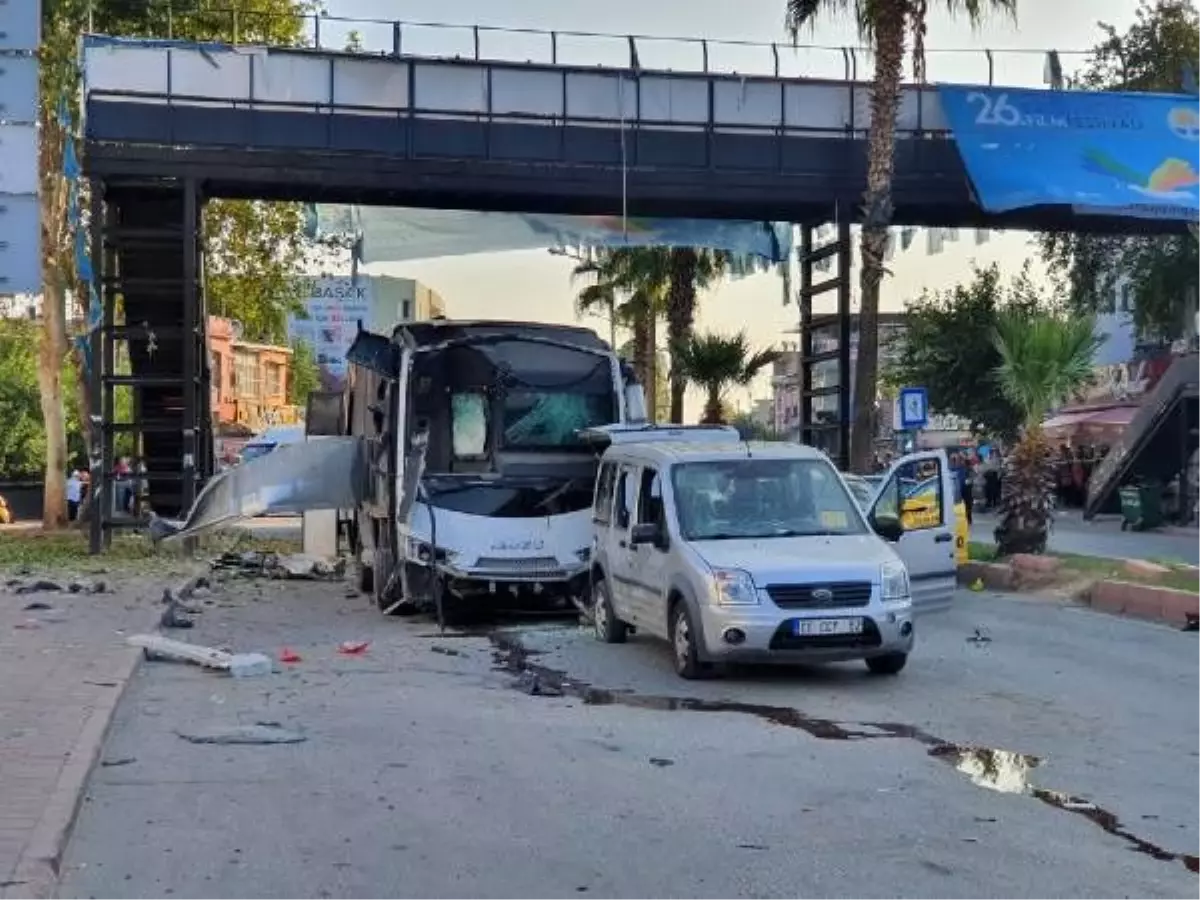 Adana\'da polis servis aracına bombalı saldırı: 1\'i polis, 5 yaralı