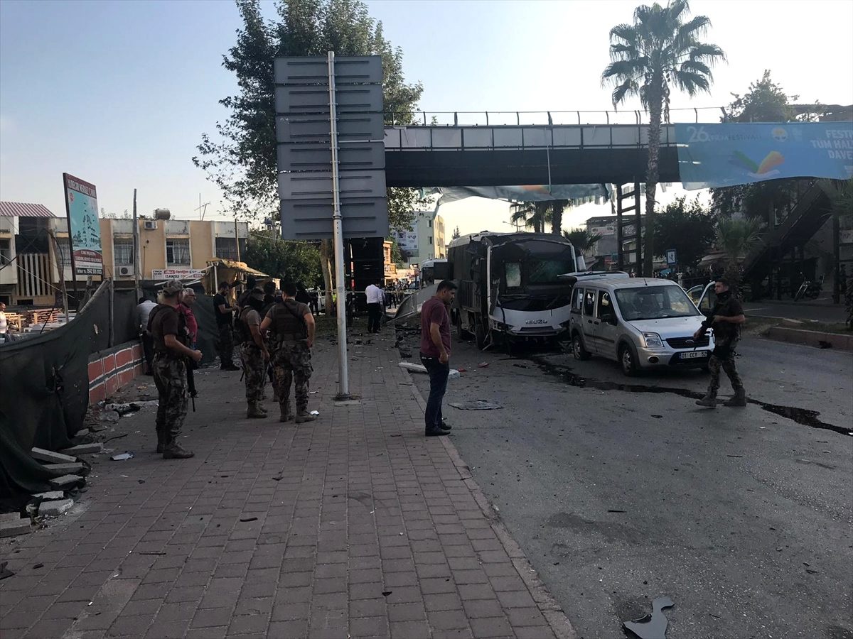Adana Valisi Mahmut Demirtaş, polis otobüsünün geçişi sırasında bombalı saldırı düzenlendiğini,...