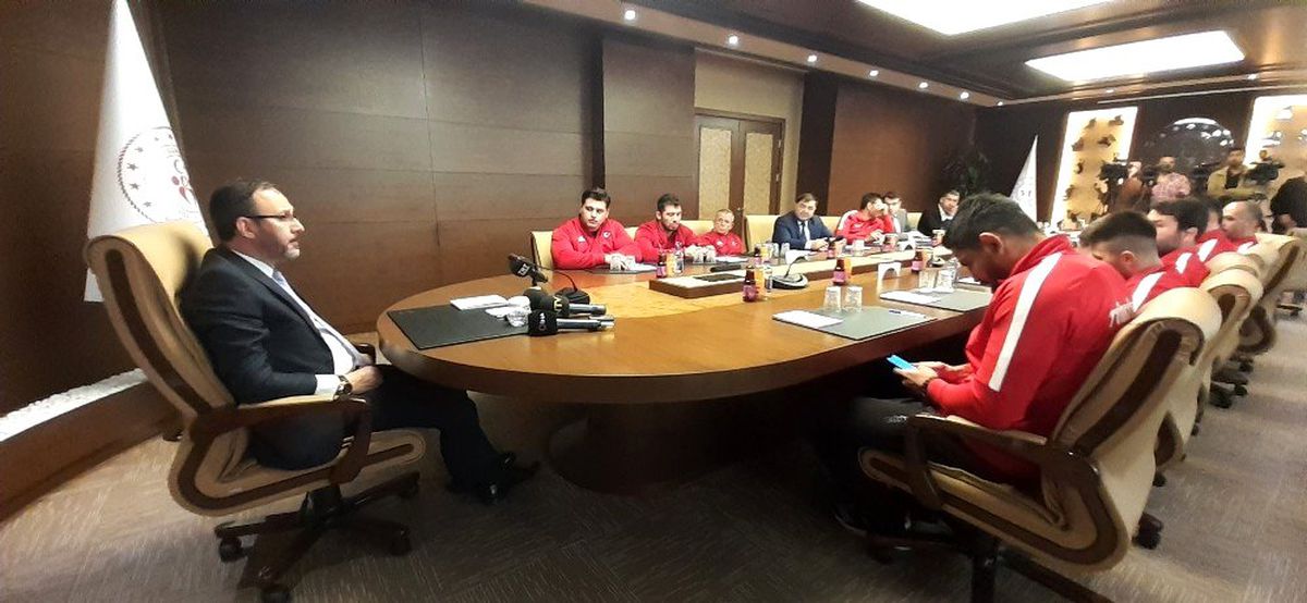 Bakan Kasapoğlu, Güreş Milli Takımı\'nı kabul etti